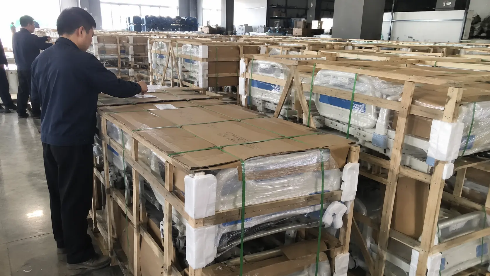 Hospital beds packed with wooden frame protection for export